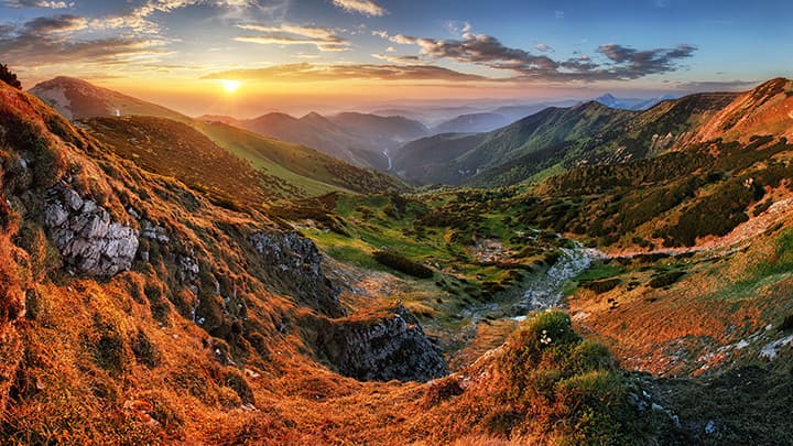 image valley between 2 mountains